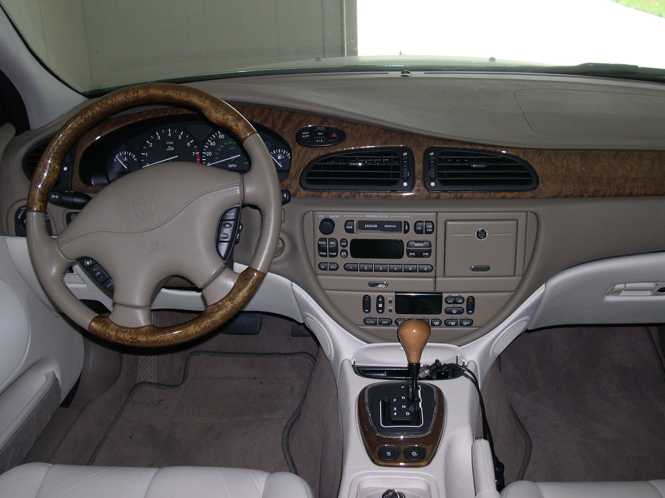 Jaguar S-Type: 3 фото