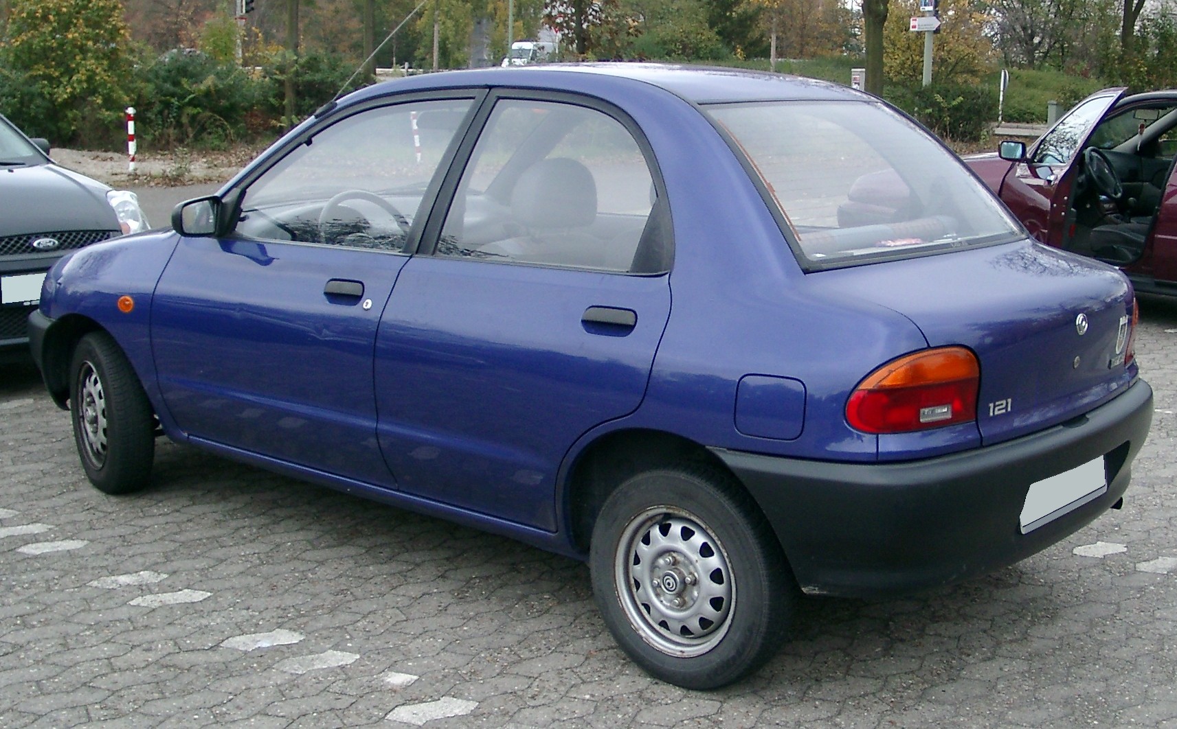 Mazda 121: 5 фото