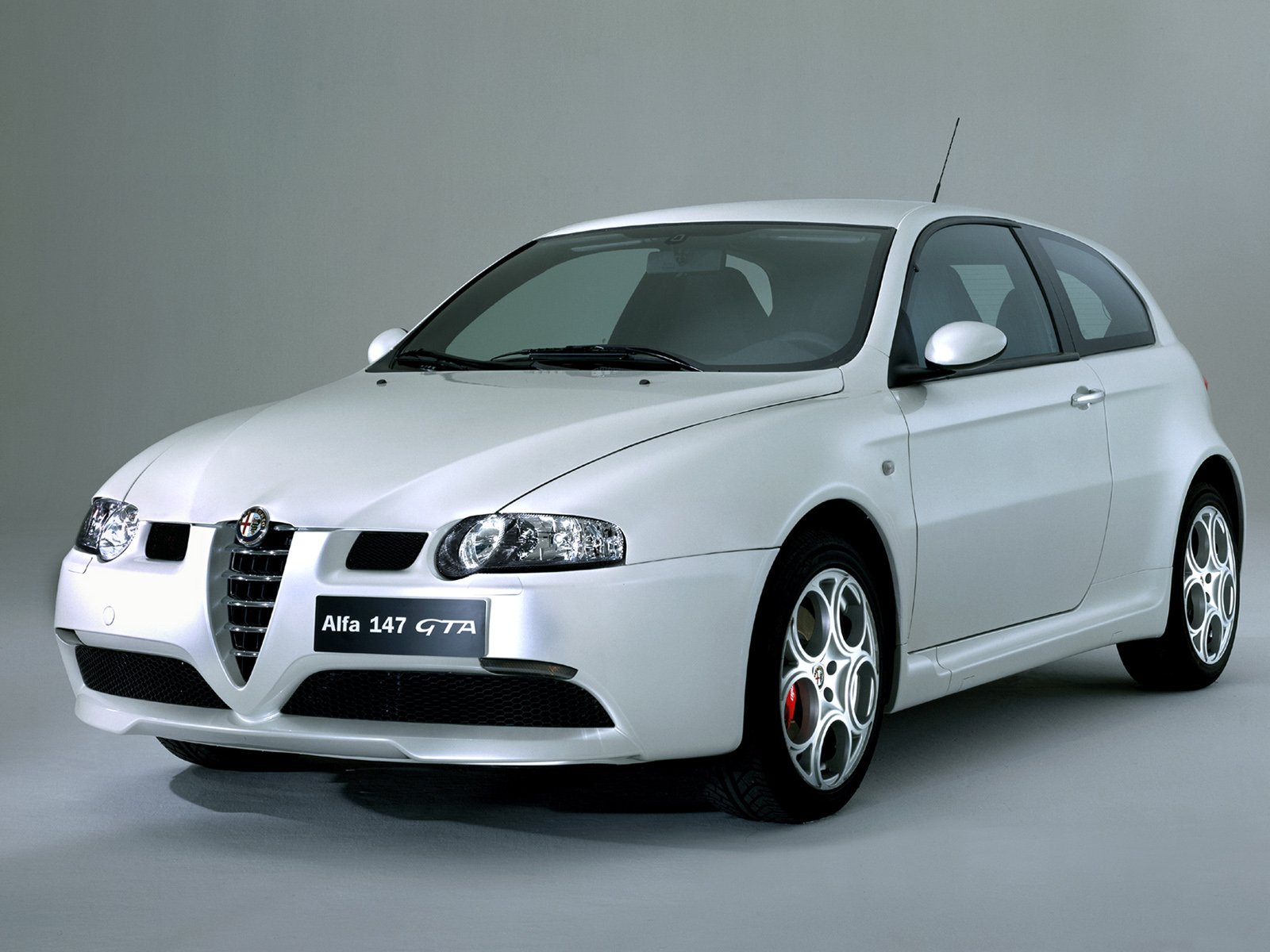 Alfa Romeo 147: 12 фото