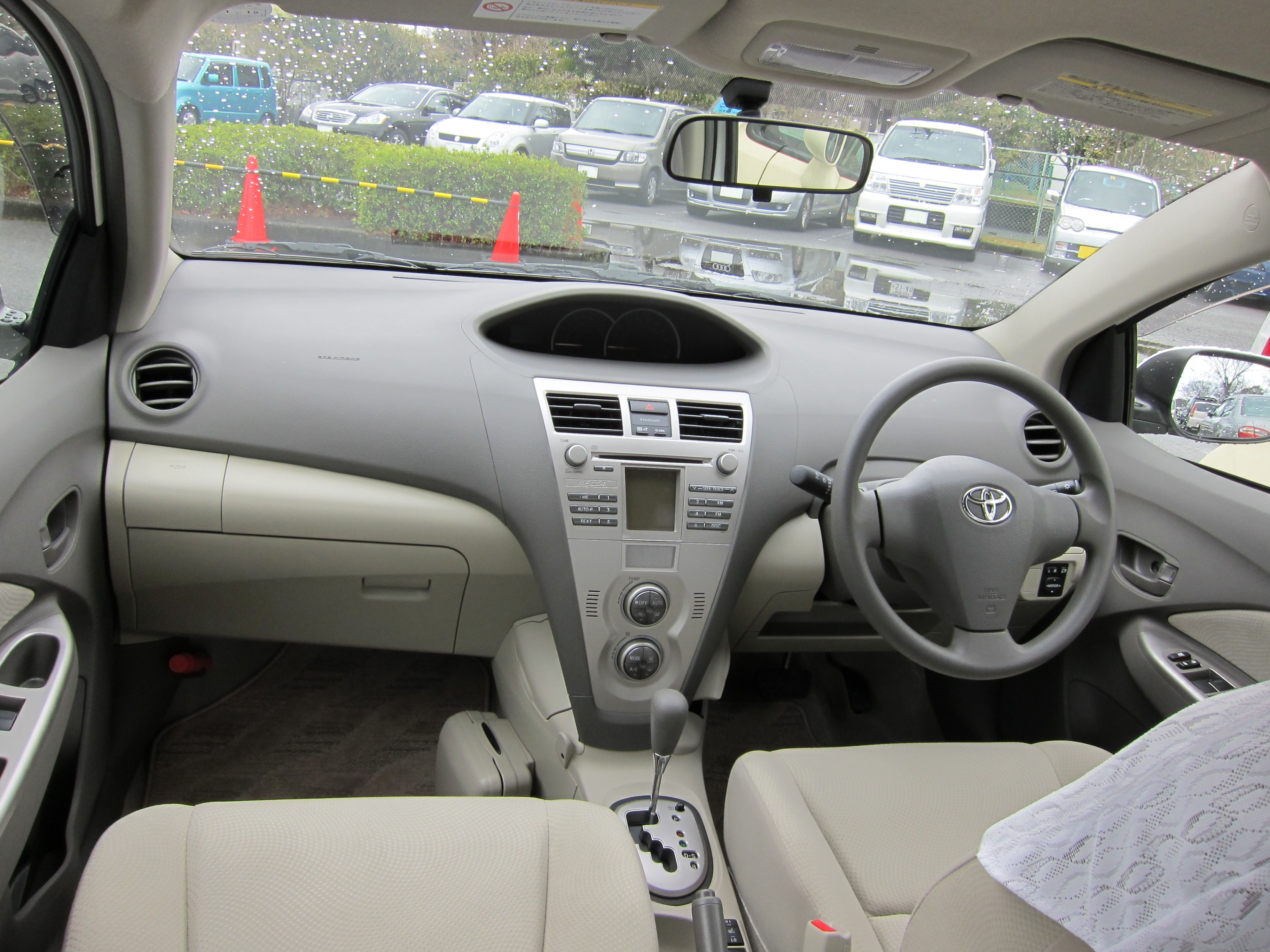 Toyota Belta: 10 фото